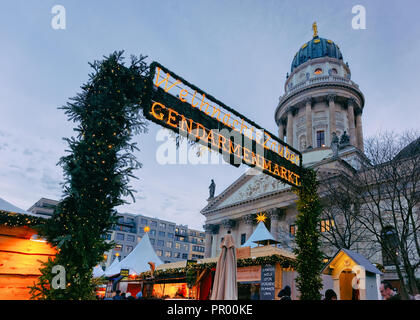 Berlino, Germania - 13 dicembre 2017: Mercatino di Natale in piazza Gendarmenmarkt in inverno Berlino, Germania. Fiera dell'avvento di decorazione e di bancarelle di artigianato che Foto Stock