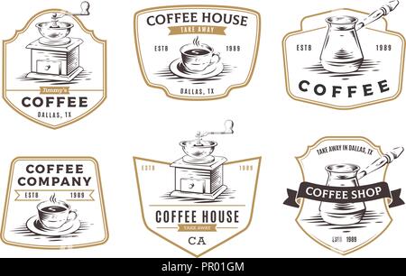 Set di coffee shop emblemi, stemmi e isolato del logo su sfondo bianco. Manuale macinino da caffè e la tazza di caffè illustrazione vettoriale. Illustrazione Vettoriale