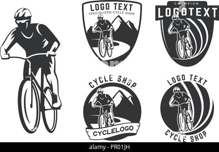 Set di logo di bicicletta, emblemi e stemmi isolati su sfondo bianco. Il ciclismo fuori strada. Ciclista con casco su mountan road. Illustrazione Vettoriale