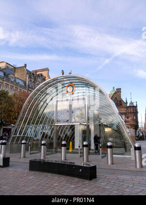 GLASGOW, SCOZIA - 27 settembre 2018: un gufo in legno sulla parte superiore della St Enoch stazione della metropolitana entrata. Foto Stock
