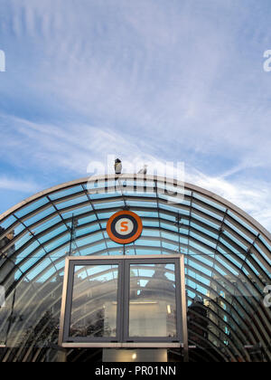 GLASGOW, SCOZIA - 27 settembre 2018: un gufo in legno sulla parte superiore della St Enoch stazione della metropolitana entrata. Foto Stock