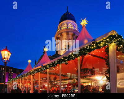 Berlino, Germania - 13 dicembre 2017: notte Il Mercatino di Natale di Gendarmenmarkt a Inverno Berlino, Germania. Fiera dell'avvento di decorazione e di bancarelle di artigianato Foto Stock