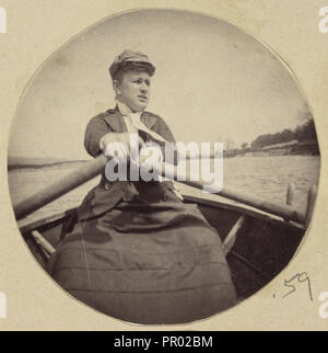 Donna in Hat remare una barca; 1880 - 1890s; albume silver stampa Foto Stock