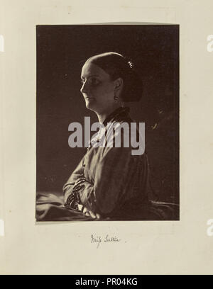 Miss Suttie; Ronald Ruthven Leslie-Melville, Scozzese,1835 - 1906, Inghilterra; 1860s; albume silver stampa Foto Stock