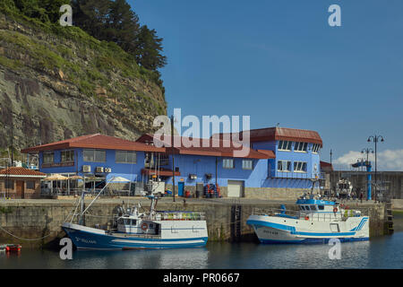 Porto di pesca di banchina e convertito in un molo di sport nella città di Lastres, Principato delle Asturie, Spagna, Europa Foto Stock