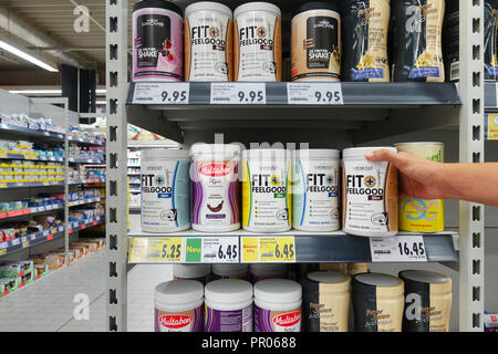 Proteina di elevata bevande e supplementi di bodybuilding in un supermercato Foto Stock