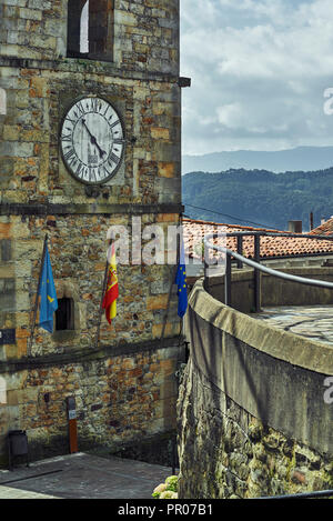Orologio con una sola mano sulla Torre del Reloj. Lastres, Colunga, Principato delle Asturie. Spagna, Europa Foto Stock