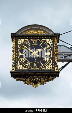 Guildford storici della città di 1683 orologio sul frontale della Guildhall. High Street, Guildford. Regno Unito. (102) Foto Stock