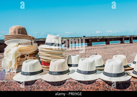 Bello l'Avana bianco cappelli con bande nere sul display per le strade in un cielo blu giorno Foto Stock