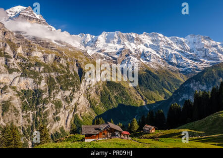 Spettacolari viste vicino alla città di Murren (Berner Oberland, Svizzera). Murren è un villaggio di montagna su 1.650 m e non è raggiungibile dalla strada pubblica Foto Stock