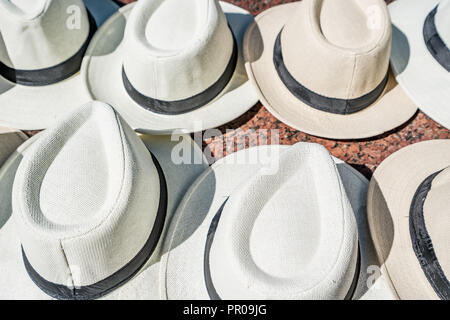 Bello l'Avana bianco cappelli con bande nere sul display le strade Foto Stock