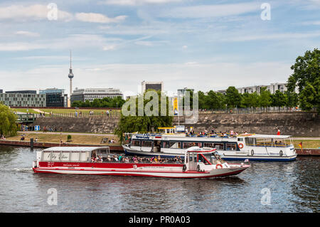 Berlino, Germania - 28 Maggio 2017: imbarcazioni turistiche sul fiume Sprea a Berlino, Germania. Foto Stock