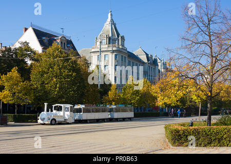 DEBRECEN, UNGHERIA - 31 ottobre 2015: treno bianco su Market Street (ungherese: Piac utca), la strada principale nella città di Debrecen, Ungheria Foto Stock