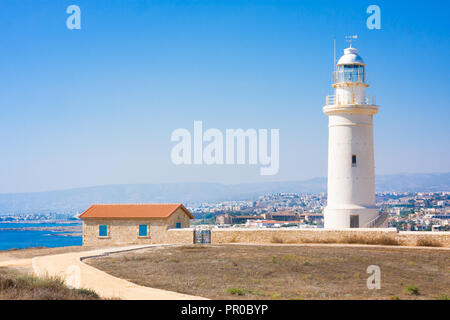 Il vecchio faro bianco nei pressi delle antiche rovine in Paphos parco archeologico, Cipro Foto Stock