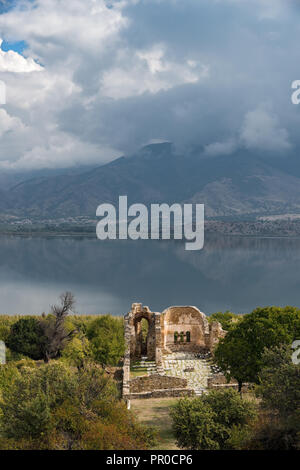 Paesaggio con le rovine della Basilica di Agios (SAN) Achilios presso il piccolo lago di Prespa nella Grecia settentrionale Foto Stock