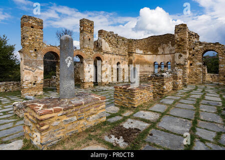 Rovine della Basilica di Agios (SAN) Achilios presso il piccolo lago di Prespa nella Grecia settentrionale Foto Stock