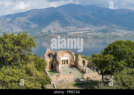 Paesaggio con le rovine della Basilica di Agios (SAN) Achilios presso il piccolo lago di Prespa nella Grecia settentrionale Foto Stock