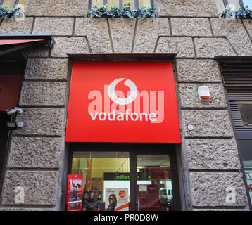 BOLOGNA, Italia - CIRCA NEL SETTEMBRE 2018: Vodafone storefront Foto Stock
