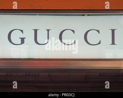 BOLOGNA, Italia - CIRCA NEL SETTEMBRE 2018: Gucci storefront segno Foto Stock