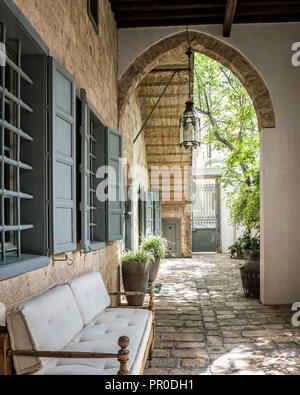 Esterno scalinata in pietra con il vecchio divano in legno e persiane fatta di profumi di legno di cedro Foto Stock