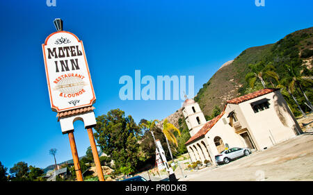 Segnaletica stradale, l'ora derelict Motel Inn, precedentemente Milestone Mo-Tel, il primo motel del mondo aperto nel 1925, San Luis Obispo, California, Stati Uniti Foto Stock