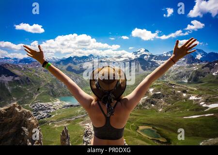 Donna sulla cima della montagna guardando la gamma della montagna. Foto Stock