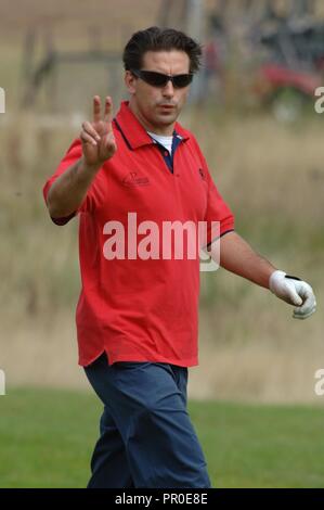 Tutti i*Star Cup Celebrity Golf Tournament ottiene in corso presso il Celtic Manor Resort, Newport South Wales oggi ( Sabato 26/8/06 ) con gli americani e il team europeo che posano per una foto del team prima dell'inizio dell'evento. Attore William Baldwin. Foto Stock