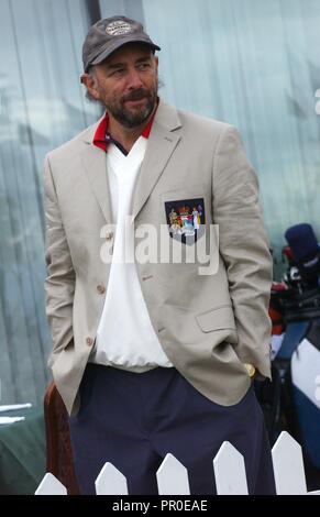 Tutti i*Star Cup Celebrity Golf Tournament ottiene in corso presso il Celtic Manor Resort, Newport South Wales oggi ( Sabato 26/8/06 ) con gli americani e il team europeo che posano per una foto del team prima dell'inizio dell'evento. Attore Richard Schiff. Foto Stock