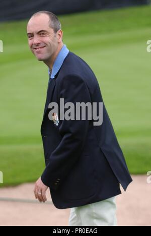 Tutti i*Star Cup Celebrity Golf Tournament ottiene in corso presso il Celtic Manor Resort, Newport South Wales oggi ( Sabato 26/8/06 ) con gli americani e il team europeo che posano per una foto del team prima dell'inizio dell'evento. L'attore James Nesbitt. Foto Stock