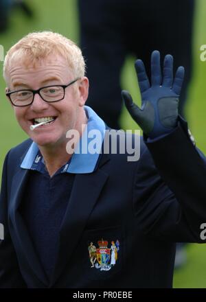 Tutti i*Star Cup Celebrity Golf Tournament ottiene in corso presso il Celtic Manor Resort, Newport South Wales oggi ( Sabato 26/8/06 ) con gli americani e il team europeo che posano per una foto del team prima dell'inizio dell'evento. Radio DJ Chris Evans è raffigurato. Foto Stock