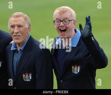 Tutti i*Star Cup Celebrity Golf Tournament ottiene in corso presso il Celtic Manor Resort, Newport South Wales oggi ( Sabato 26/8/06 ) con gli americani e il team europeo che posano per una foto del team prima dell'inizio dell'evento. Intrattenitore Bruce Forsyth e radio DJ Chris Evans sono ritratte. Foto Stock