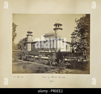 Agra; mausoleo del principe Etmad-Dowlah, dal Gate; Samuel Bourne, inglese, 1834 - 1912, Ä€gra, Uttar Pradesh, India, Asia Foto Stock