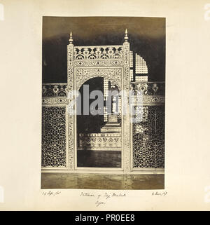 Agra; lo schermo che racchiude i sarcofagi all' interno del Taj; Samuel Bourne, inglese, 1834 - 1912, Ä€gra, Uttar Pradesh Foto Stock