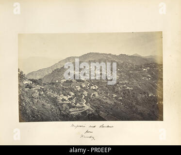 Vista panoramica di Mussoorie e Landour, da Waverly Hill, con parte della gamma nevoso; Samuel Bourne, inglese, 1834 - 1912 Foto Stock