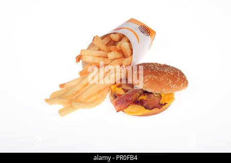 Burger King bacon cheeseburger e patatine fritte su sfondo bianco Foto Stock