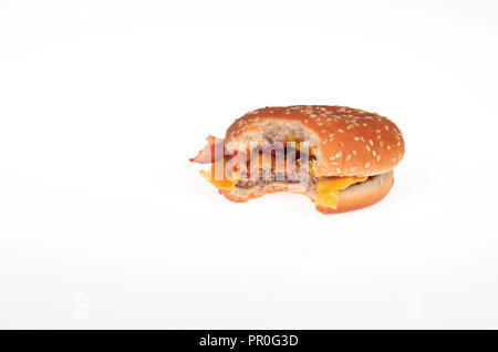 McDonalds Bacon cheeseburger con un morso prelevato su sfondo bianco Foto Stock