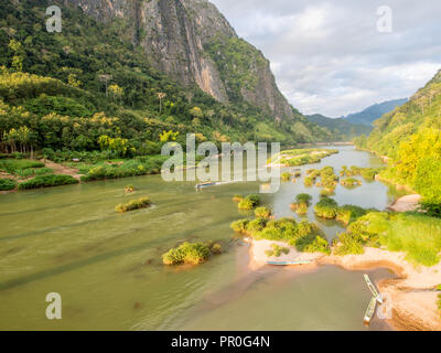 Vista sulle montagne e il fiume Nam Ou Nong Khiaw, Laos, Indocina, Asia sud-orientale, Asia Foto Stock