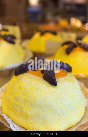 Un dolce tipico chiamato Polenta e Osei, la vecchia città di Bergamo, provincia di Bergamo, Lombardia, Italia, Europa Foto Stock