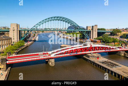 Fiume Tyne, Ponte Girevole, Tyne Bridge e chiesa di san Willibrord, Newcastle, Tyne and Wear, England, Regno Unito, Europa Foto Stock