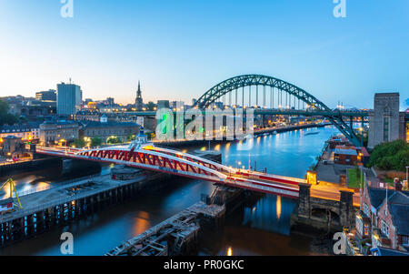 Fiume Tyne, il Ponte Girevole, Tyne Bridge e Millennium Bridge, Newcastle, Tyne and Wear, England, Regno Unito, Europa Foto Stock