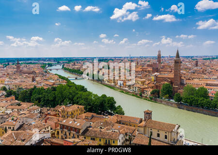 Adige vista sul fiume con i ponti, edifici tradizionali e chiesa campanili sulle rive del fiume, Verona, Veneto, Italia, Europa Foto Stock