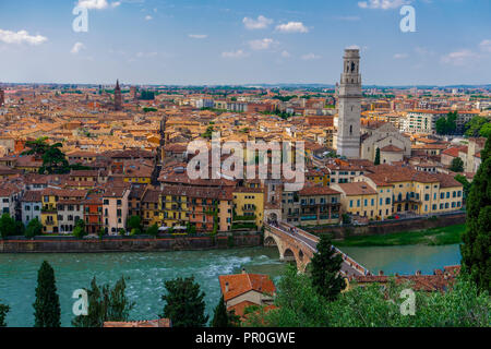 Panorama di edifici tradizionali con il Ponte Pietra pietra arco romano ponte che attraversa il fiume Adige, Verona, Veneto, Italia, Europa Foto Stock