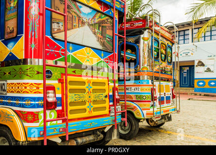 Colorato tuk tuks in Guatape, Colombia, Sud America Foto Stock