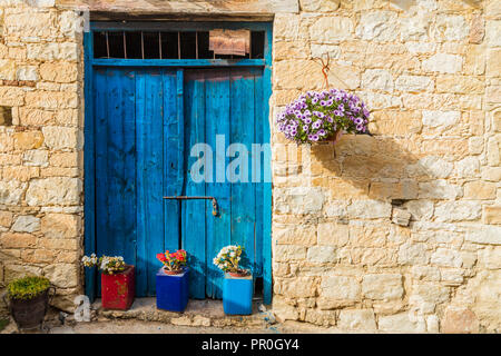 Una vista tipica di un edificio in tradizionale villaggio di Omodos in Cipro, Europa Foto Stock