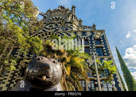 Una vista di Rafael Uribe Uribe Palazzo della Cultura con il Fernando Botero statua Perro (DOG) in primo piano, Medellin, Colombia, Sud America Foto Stock