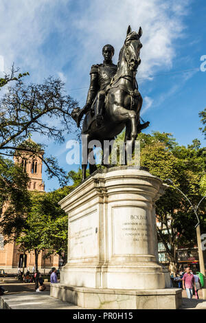 Una statua di Simon Bolivar, nel Parque Bolivar, Medellin, Colombia, Sud America Foto Stock