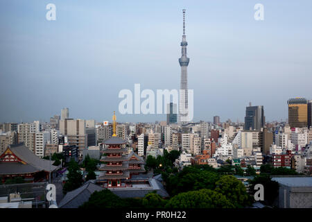 Vista sulla città con Tokyo Skytree e Five-Storied Pagoda, Tokyo, Giappone, Asia Foto Stock