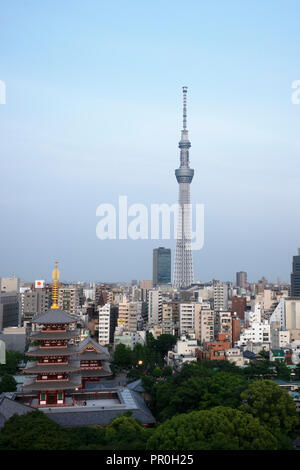 Vista sulla città con Tokyo Skytree e Five-Storied Pagoda, Tokyo, Giappone, Asia Foto Stock