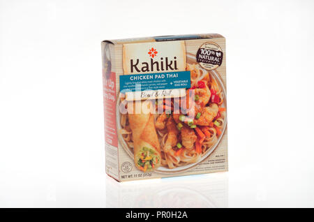 Pietanza surgelata scatola di marca Kahiki pollo pad thai con un uovo vegetale roll su bianco Foto Stock