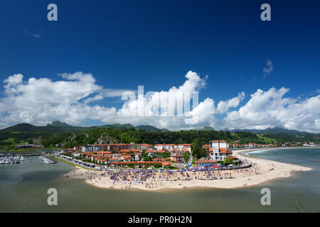 La città e il porto a Ribadesella, Asturias, Spagna, Europa Foto Stock